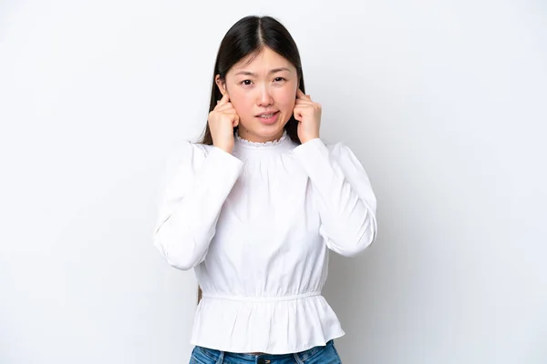 Joven Mujer China Aislada Sobre Fondo Blanco Frustrado Cubriendo Oídos — Foto de Stock