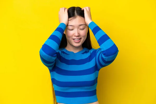 Joven Mujer China Aislada Sobre Fondo Amarillo Riendo —  Fotos de Stock