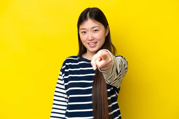 Jovem Chinesa Isolada Fundo Amarelo Apontando Frente Com Expressão Feliz — Fotografia de Stock