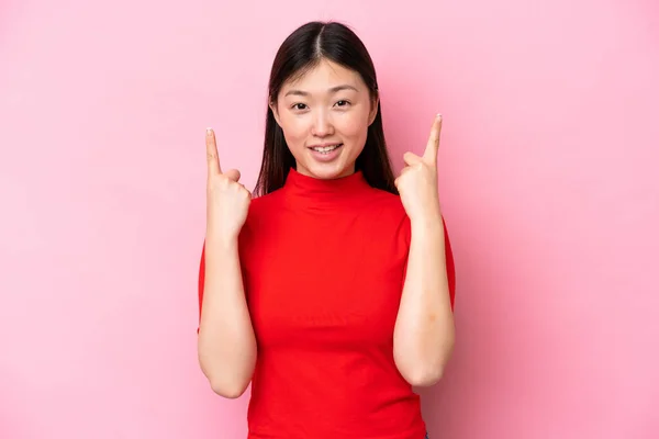 Junge Chinesin Isoliert Auf Rosa Hintergrund Zeigt Eine Großartige Idee — Stockfoto