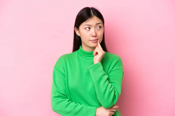 Young Chinese Woman Isolated Pink Background Having Doubts Thinking — Stockfoto