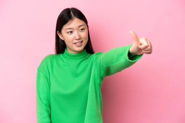 Jovem Chinesa Isolada Fundo Rosa Dando Gesto Polegar Para Cima — Fotografia de Stock