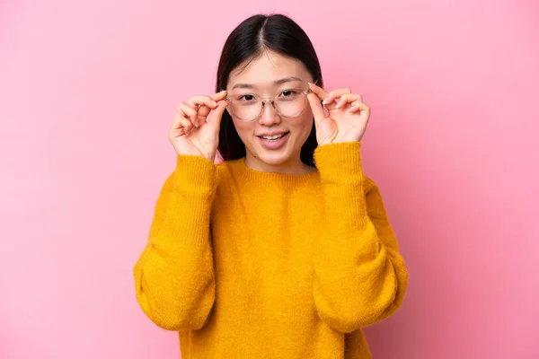 Νεαρή Κινέζα Απομονωμένη Ροζ Φόντο Γυαλιά Χαρούμενη Έκφραση — Φωτογραφία Αρχείου