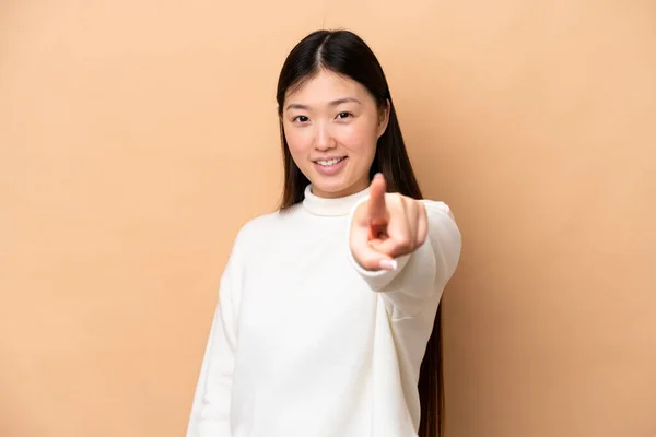 Young Chinese Woman Isolated Beige Background Pointing Front Happy Expression — Stockfoto