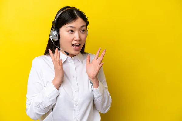 Telemarketer Chinese Woman Working Headset Isolated Yellow Background Surprise Facial — Stock Photo, Image