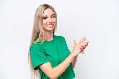 Güzel sarışın kadın beyaz arka planda izole edilmiş alkışlıyor.