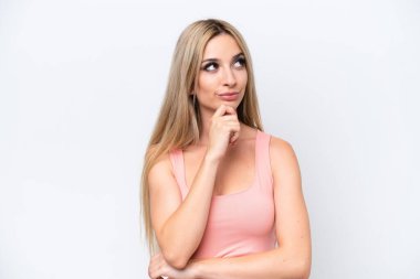 Güzel sarışın kadın beyaz arka planda izole edilmiş bir şekilde yukarı bakarken bir fikir düşünüyor.