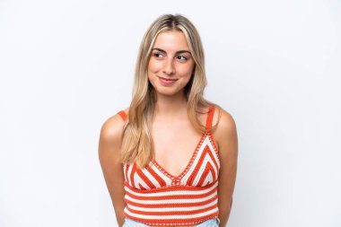 Beyaz arka planda soyutlanmış beyaz bir kadın.