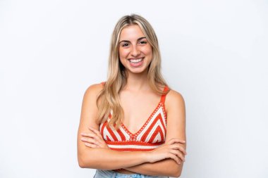 Beyaz arka planda izole edilmiş genç beyaz kadın kollarını ön cephede çapraz tutuyor.