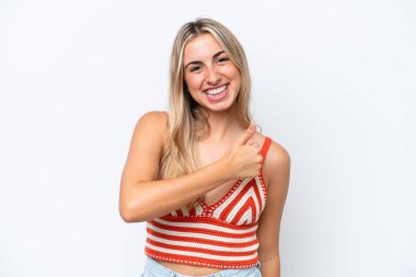 Beyaz arka planda izole edilmiş genç beyaz bir kadın baş parmak hareketi yapıyor.