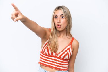 Beyaz arka planda izole edilmiş genç beyaz kadın...