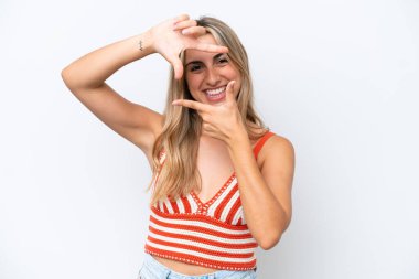 Beyaz arka planda izole edilmiş yüzü olan beyaz bir kadın. Çerçeve sembolü