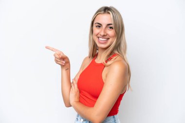 Beyaz arka planda izole edilmiş beyaz tenli genç bir kadın.