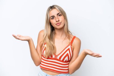 Beyaz arka planda izole edilmiş genç beyaz kadın şüpheleri var.