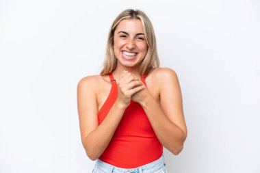 Beyaz arka planda izole edilmiş genç beyaz kadın gülüyor.