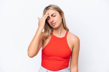 Beyaz arka planda başağrısı olan beyaz tenli genç bir kadın.