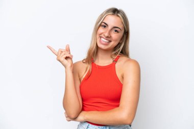 Beyaz arka planda izole edilmiş genç beyaz kadın mutlu ve yukarıya bakıyor.