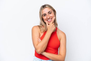Beyaz arka planda izole edilmiş genç beyaz kadın mutlu ve gülümsüyor.