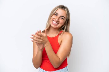 Beyaz arka planda izole edilmiş genç beyaz kadın bir konferanstan sonra alkışlıyor.