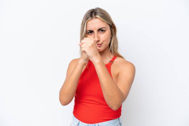 Beyaz arka planda beyaz tenli genç bir kadın dövüşme hareketiyle izole edildi.