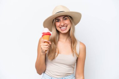 Beyaz arka planda izole edilmiş kornet dondurmalı beyaz bir kadın.