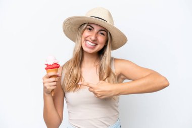 Beyaz arka planda izole edilmiş kornet dondurmalı beyaz bir kadın.