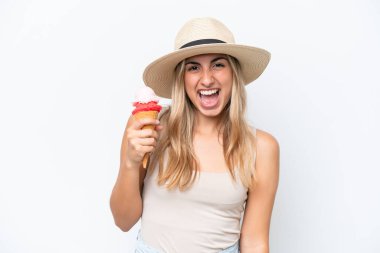 Kornet dondurması olan beyaz arka planda şaşırmış ve şok olmuş yüzü olan beyaz bir kadın.