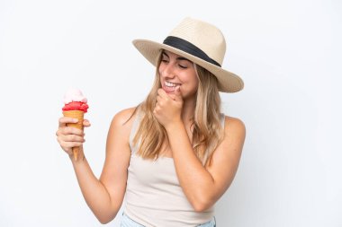 Beyaz arka planda izole edilmiş kornet dondurması olan beyaz saçlı genç bir kadın bir fikir üretiyor ve bir tarafa bakıyor.