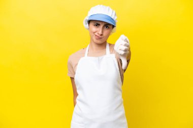 Balıkçı kadın izole edilmiş arka planda başparmağın olumsuz ifadesini gösteriyor.