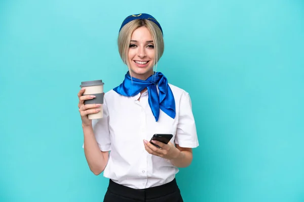 Vliegtuig Blonde Stewardess Vrouw Geïsoleerd Blauwe Achtergrond Met Koffie Mee — Stockfoto