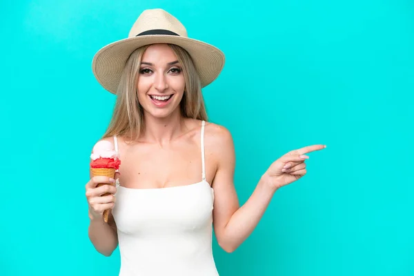 Blonde Frau Badeanzug Hält Ein Eis Isoliert Auf Blauem Hintergrund — Stockfoto