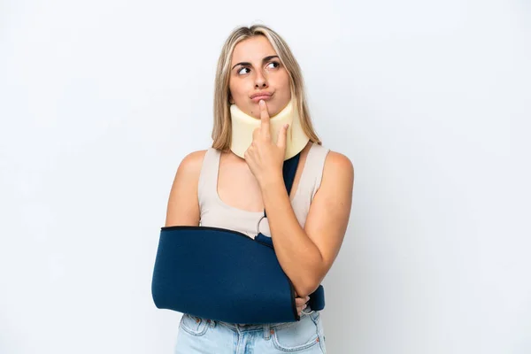 Woman Broken Arm Wearing Sling Isolated White Background Having Doubts —  Fotos de Stock