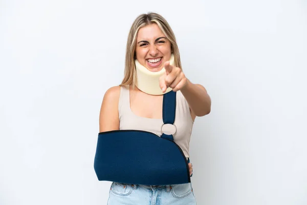 Woman Broken Arm Wearing Sling Isolated White Background Surprised Pointing — Stockfoto