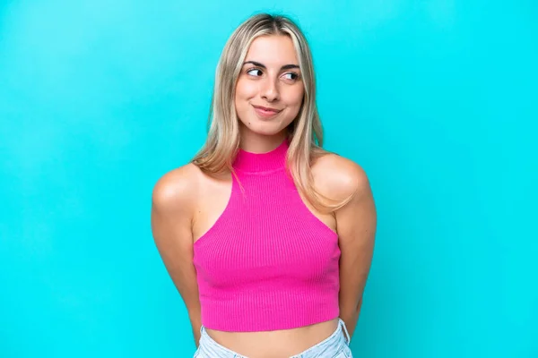 Young Caucasian Woman Isolated Blue Background Having Doubts While Looking — Stock Photo, Image