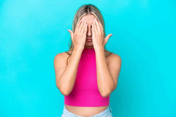 Jeune Femme Caucasienne Isolée Sur Fond Bleu Couvrant Les Yeux — Photo