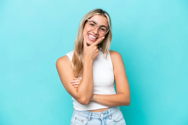 Jonge Kaukasische Vrouw Geïsoleerd Blauwe Achtergrond Gelukkig Glimlachen — Stockfoto