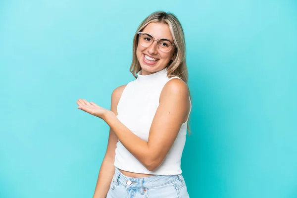 Mulher Caucasiana Jovem Isolado Fundo Azul Apresentando Uma Ideia Enquanto — Fotografia de Stock