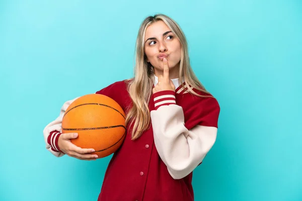 Young Caucasian Basketball Player Woman Isolated Blue Background Having Doubts — 스톡 사진