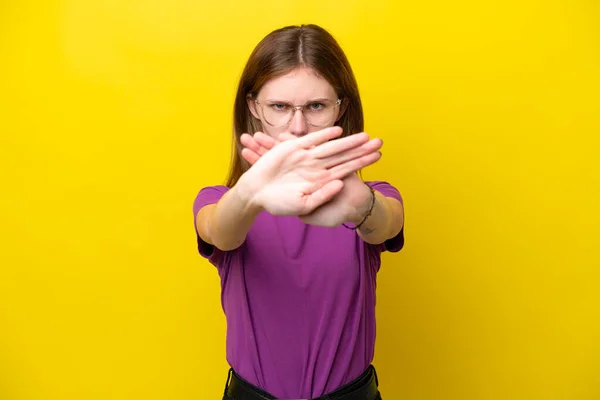 Jonge Engelse Vrouw Geïsoleerd Gele Achtergrond Maken Stop Gebaar Met — Stockfoto