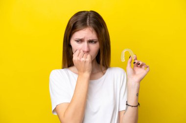 Görünmez diş telleri tutan genç İngiliz kadının şüpheleri var.