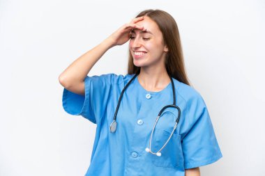 Beyaz arka planda aşırı izole genç hemşire bir şey fark etti ve çözüme niyetlendi.