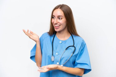 Beyaz arka planda, yüzü şaşırmış genç hemşire kadın.