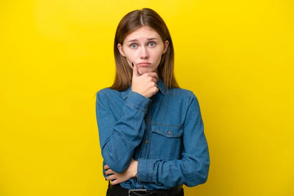 Jonge Engelse Vrouw Geïsoleerd Gele Achtergrond Met Twijfels — Stockfoto