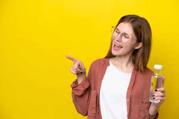 Young English Woman Bottle Water Isolated Yellow Background Pointing Finger — Fotografia de Stock