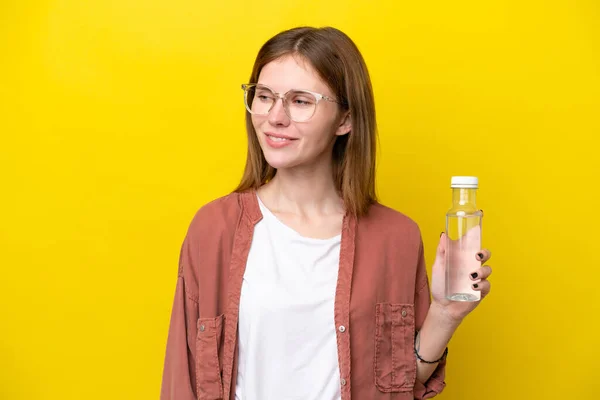 Young English Woman Bottle Water Isolated Yellow Background Looking Side — Fotografia de Stock