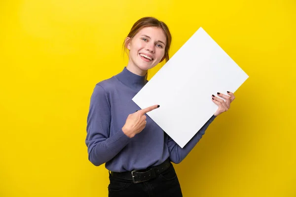 Mladá Angličanka Izolovaná Žlutém Pozadí Držící Prázdný Plakát Šťastným Výrazem — Stock fotografie