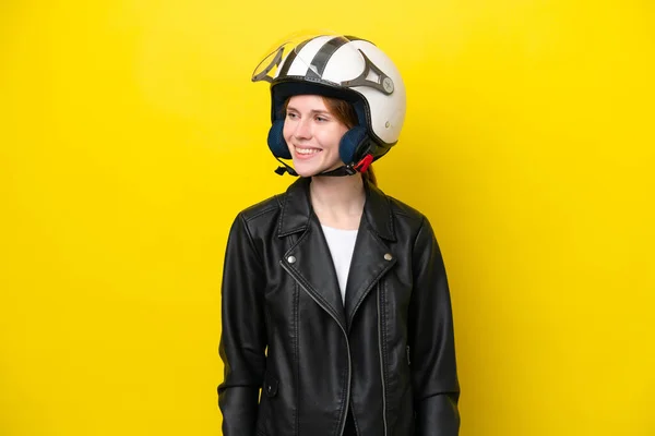 Jonge Engelse Vrouw Met Een Motorhelm Geïsoleerd Gele Achtergrond Kijken — Stockfoto