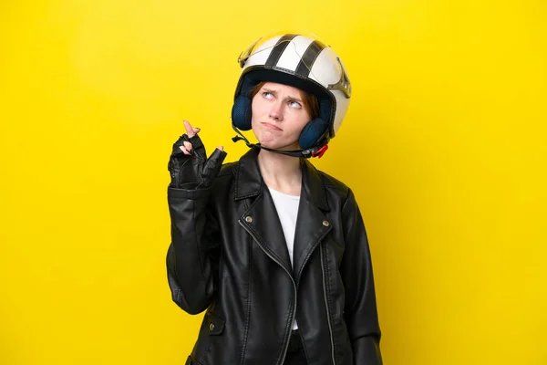 Młoda Angielka Kasku Motocyklowym Odizolowana Żółtym Tle Kciukami Życzeniami Jak — Zdjęcie stockowe