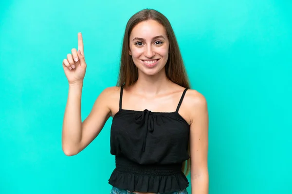 Jonge Kaukasische Vrouw Geïsoleerd Blauwe Achtergrond Wijzend Een Geweldig Idee — Stockfoto