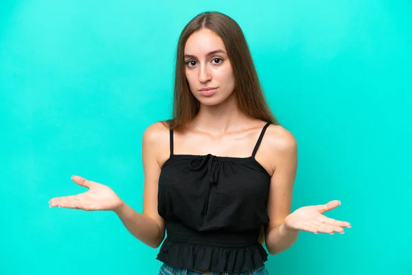 Jonge Kaukasische Vrouw Geïsoleerd Blauwe Achtergrond Met Twijfels — Stockfoto